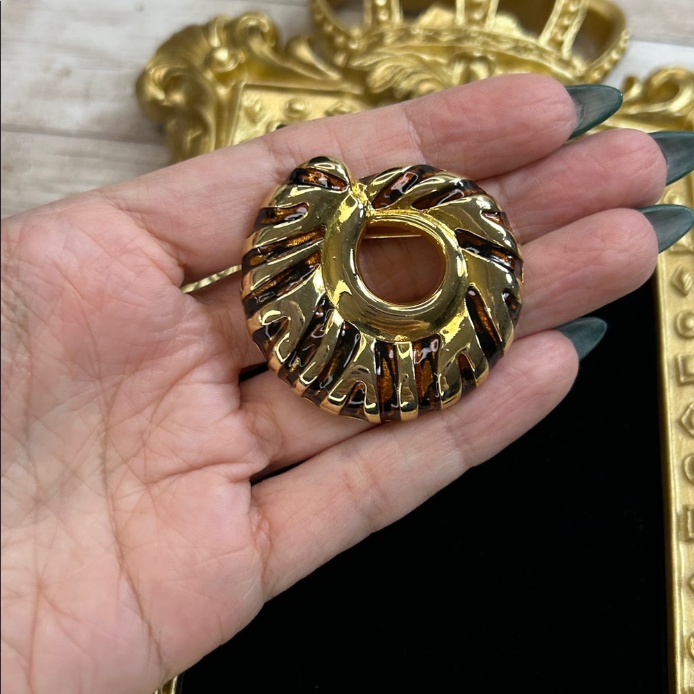 Beautiful enamel and gold swirl brooch